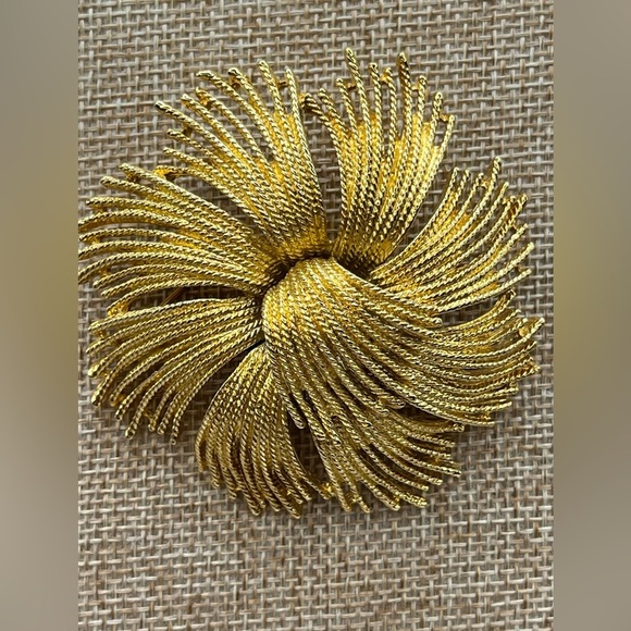 Monet Cordelia brooch, which was designed in 1963 by Leroy Miozzi Vintage Floral - Picture 6 of 11